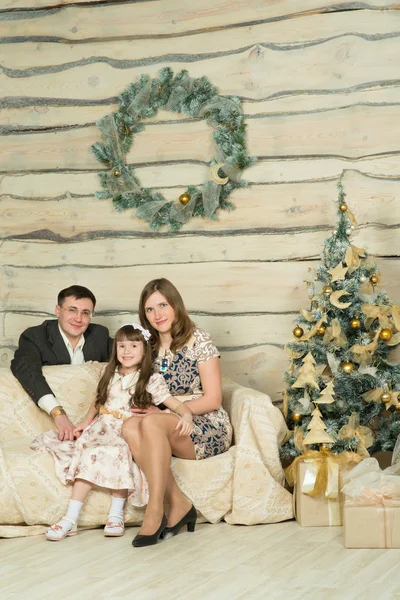 Aile yılbaşı Noel ağacının etrafında — Stok fotoğraf