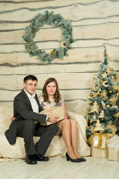 Rodinný Silvestr u vánočního stromu — Stock fotografie