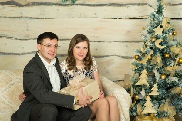 Familie Silvester rund um den Weihnachtsbaum — Stockfoto