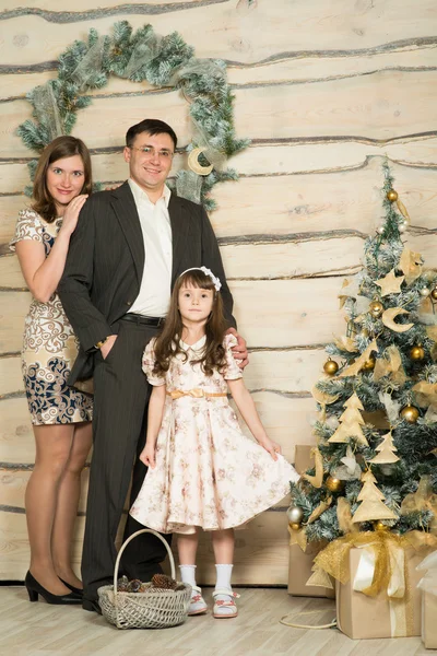 Family new year's eve around the Christmas tree — Stock Photo, Image