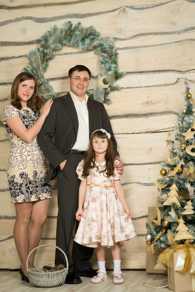 Οικογένεια της Πρωτοχρονιάς γύρω από το χριστουγεννιάτικο δέντρο — Φωτογραφία Αρχείου