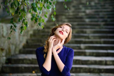 mavi elbiseli taş merdivenlerde durup poz kız