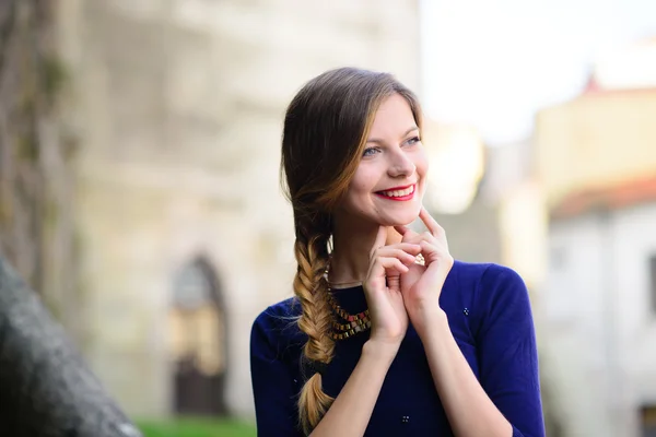 Retrato de mulher de moda em vestido azul — Fotografia de Stock