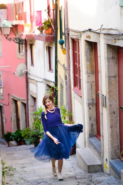 Menina fica na rua entre no Porto — Fotografia de Stock