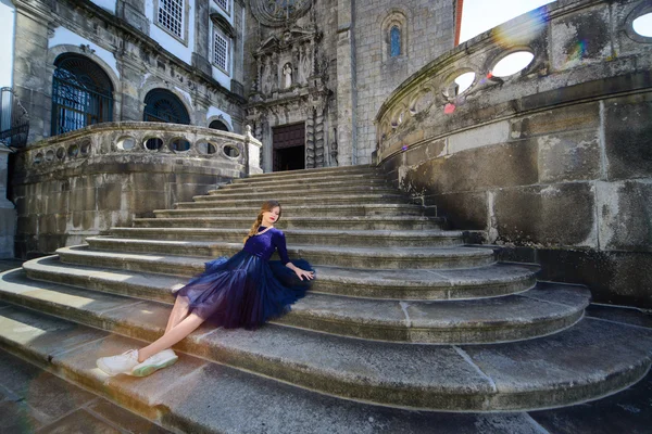 Lány pózol kék ruhában állt a kő lépcsők — Stock Fotó