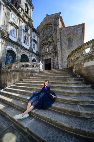 Lány pózol kék ruhában állt a kő lépcsők — Stock Fotó