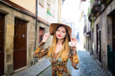 Sokakta yalnız şapkalı kadın