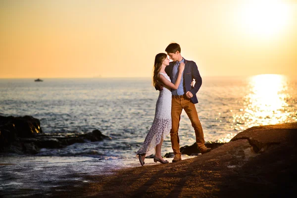 Couple amoureux regardant un coucher de soleil sur la plage — Photo
