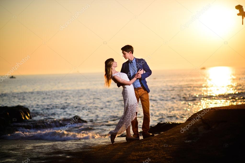 Couple Amoureux En Regardant Un Coucher De Soleil Sur La