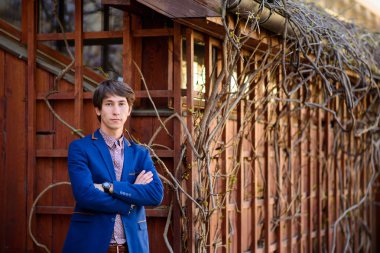 mavi bir ceket giymiş genç adam portresi