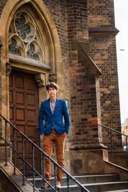 adam bej pantolon ve mavi bir ceket