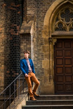 adam bej pantolon ve mavi bir ceket