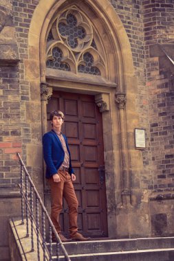 adam bej pantolon ve mavi bir ceket