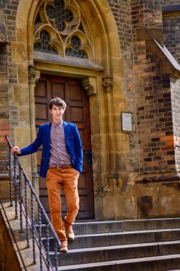 adam bej pantolon ve mavi bir ceket