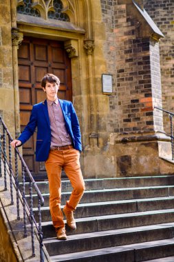 adam bej pantolon ve mavi bir ceket