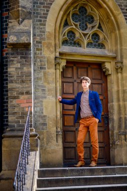 adam bej pantolon ve mavi bir ceket