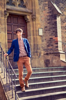 adam bej pantolon ve mavi bir ceket