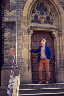 adam bej pantolon ve mavi bir ceket