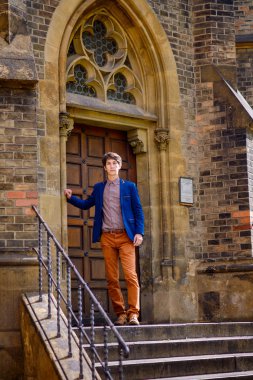 adam bej pantolon ve mavi bir ceket