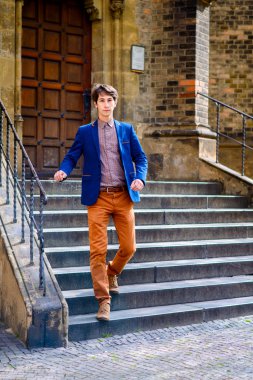 adam bej pantolon ve mavi bir ceket