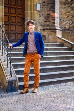 adam bej pantolon ve mavi bir ceket