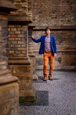 adam bej pantolon ve mavi bir ceket