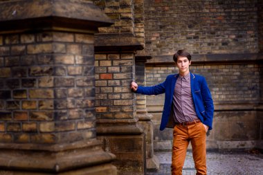 adam bej pantolon ve mavi bir ceket