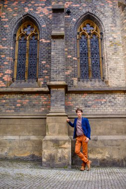 adam bej pantolon ve mavi bir ceket