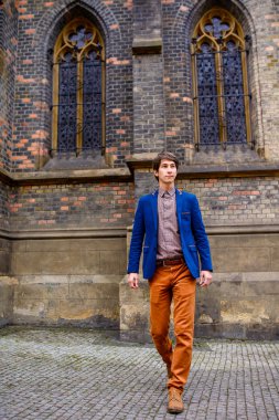 adam bej pantolon ve mavi bir ceket