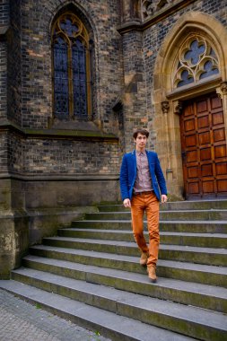 mavi bir ceket giymiş genç adam portresi