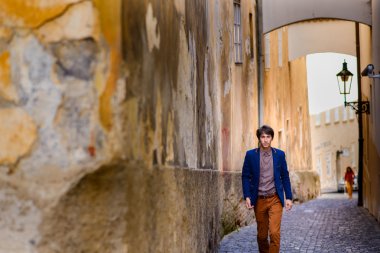 adam bej pantolon ve mavi bir ceket