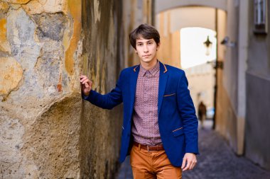 adam bej pantolon ve mavi bir ceket