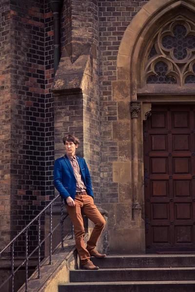 Hombre en pantalones beige y una chaqueta azul —  Fotos de Stock