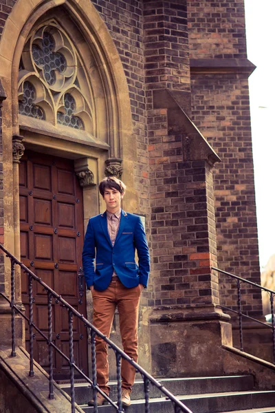 Pria dengan celana krem dan blazer biru — Stok Foto