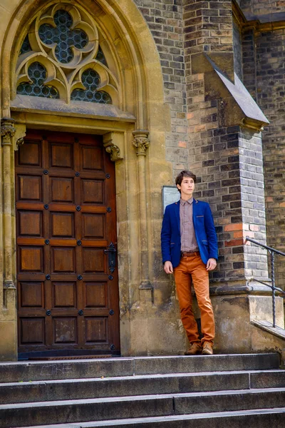 Hombre en pantalones beige y una chaqueta azul —  Fotos de Stock