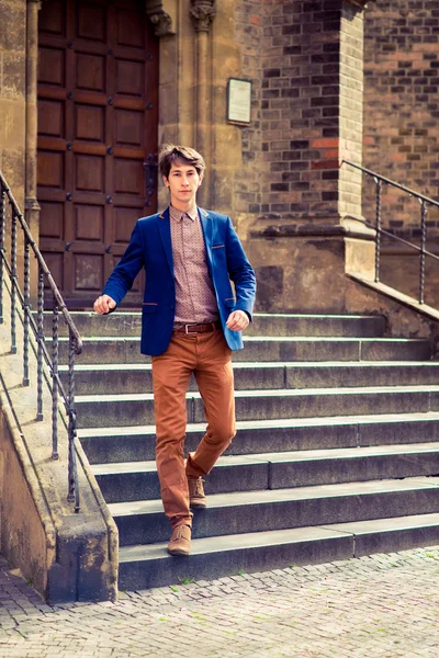 Adam bej pantolon ve mavi bir ceket — Stok fotoğraf