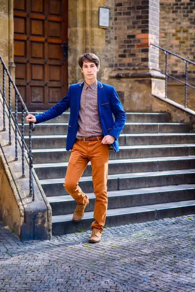 Uomo in pantaloni beige e una giacca blu — Foto Stock