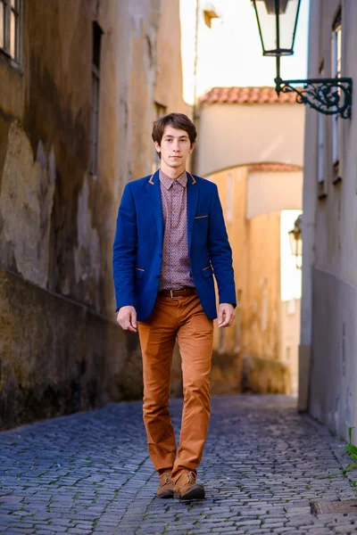 Retrato de un joven, vestido con una chaqueta azul —  Fotos de Stock