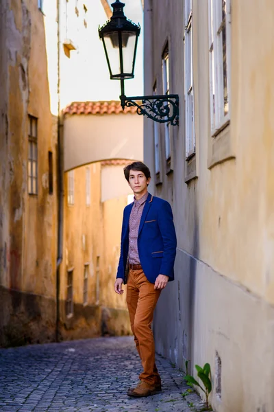 Uomo in pantaloni beige e una giacca blu — Foto Stock