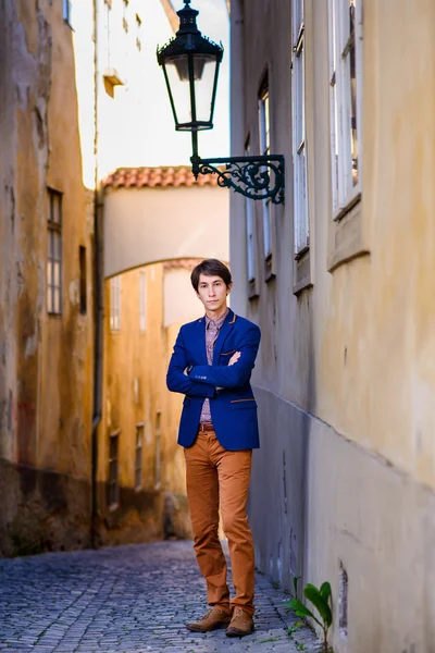 Hombre en pantalones beige y una chaqueta azul —  Fotos de Stock