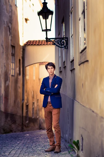 Hombre en pantalones beige y una chaqueta azul —  Fotos de Stock