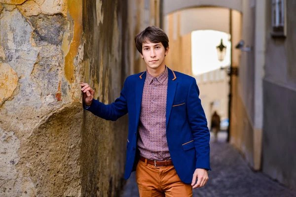 Retrato de un joven, vestido con una chaqueta azul —  Fotos de Stock