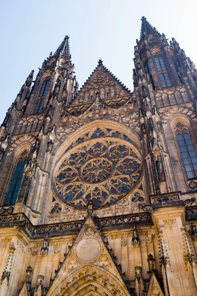 Vista frontal de la entrada principal de la catedral de San Vito en el Castillo de Praga en Praga — Foto de Stock