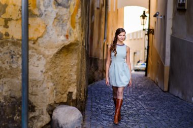 Gülümseyen genç uzun saçlı bohem kız Prag.