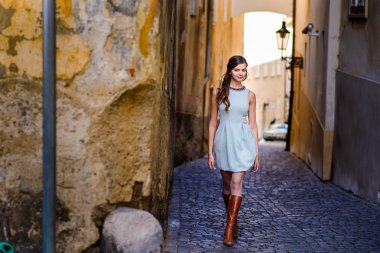 Gülümseyen genç uzun saçlı bohem kız Prag.