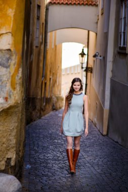 Gülümseyen genç uzun saçlı bohem kız Prag.