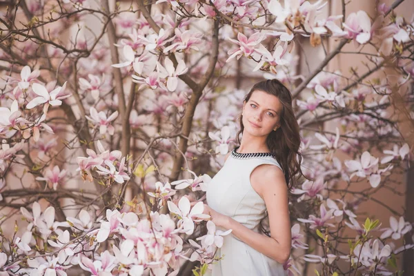 Bella donna in giardino — Foto Stock