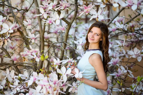 Krásná žena v zahradě — Stock fotografie