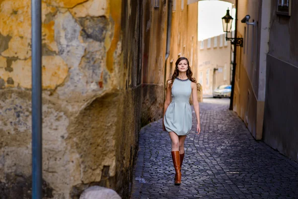 Sorrindo jovem de cabelos compridos menina boêmia em Praga . — Fotografia de Stock