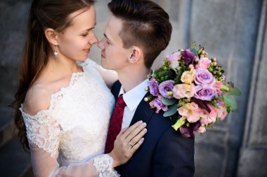 Çift düğün sarılma ve öpüşme